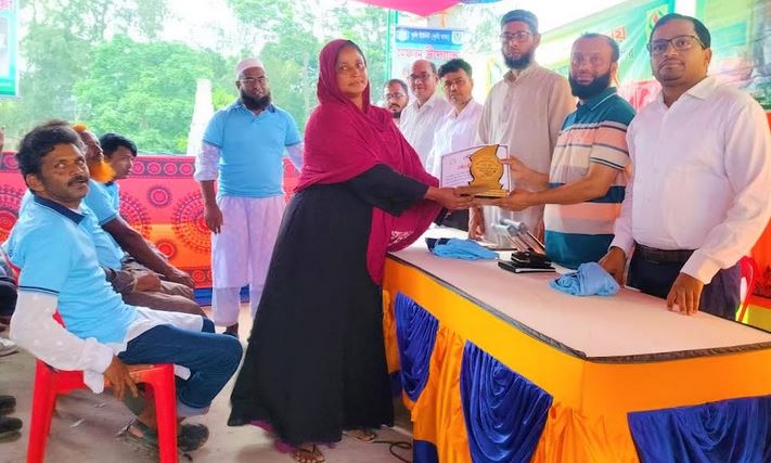 Successful agricultural entrepreneurs honored in Naogaon