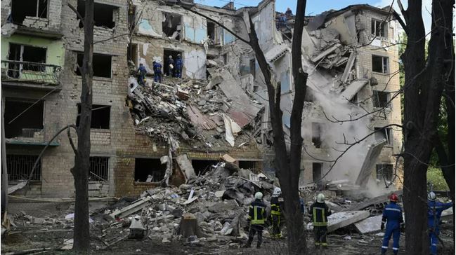Russian barrage kills 10 in Kyiv, including 11-year-old girl
