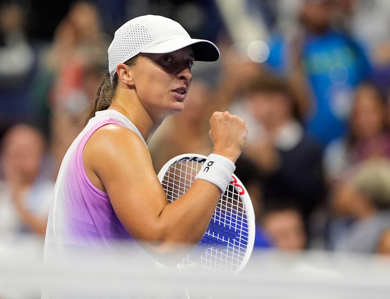 Swiatek starts grass-court season with win over Azarenka
