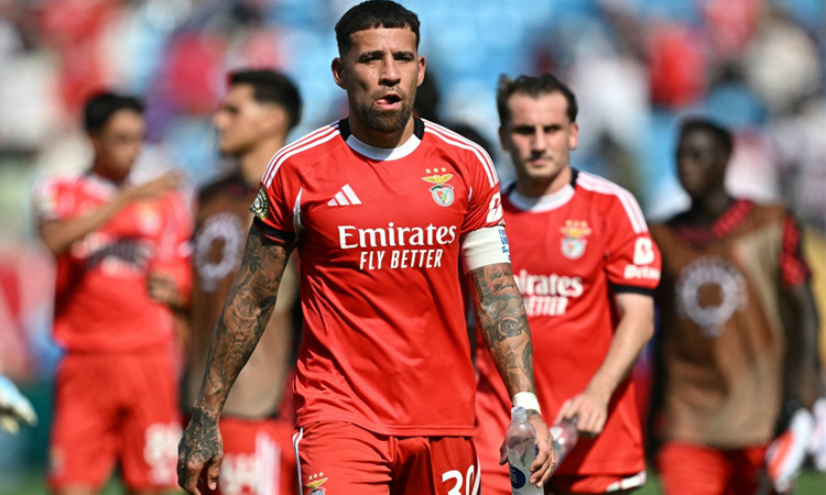 Benfica beat Bayern to top group C