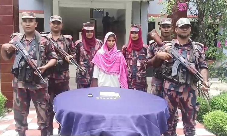 Satkhira BGB nabs woman smuggler with six gold bars 