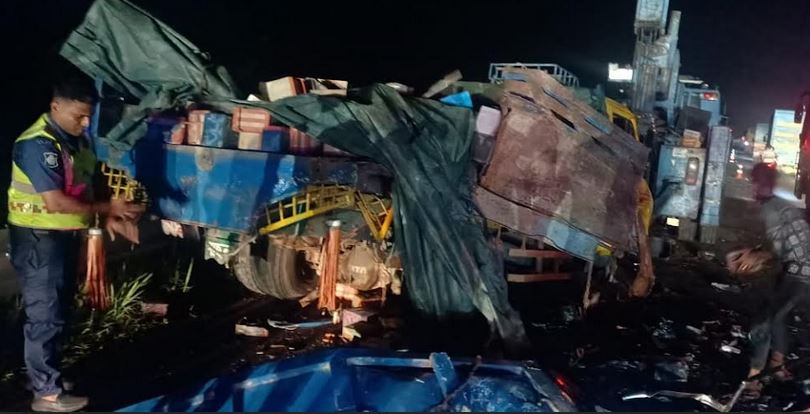 4 killed, 14 injured in Munshiganj road accident