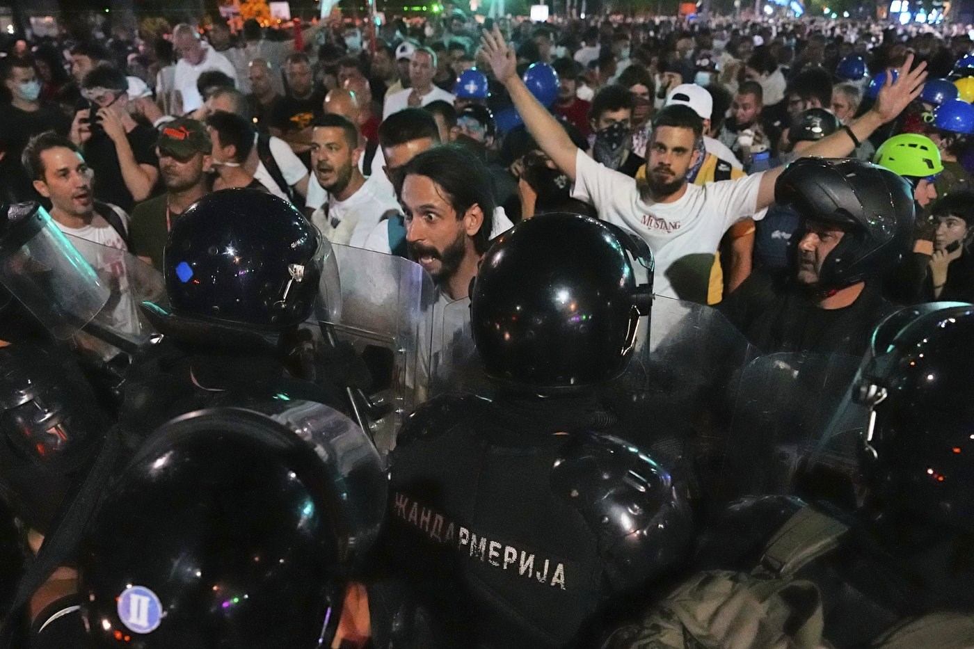 Serbian police dismantle anti-govt protesters' barricades