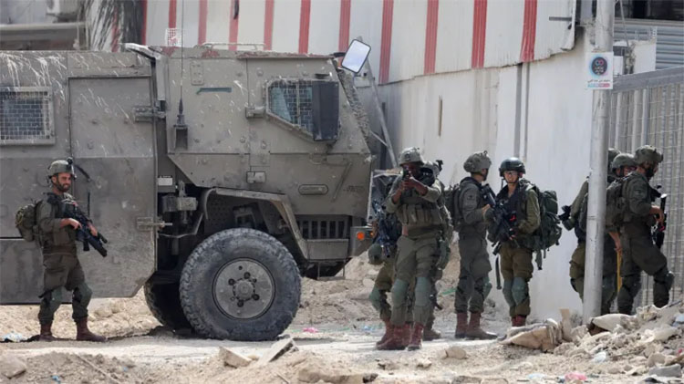Israelis attack soldiers in occupied West Bank