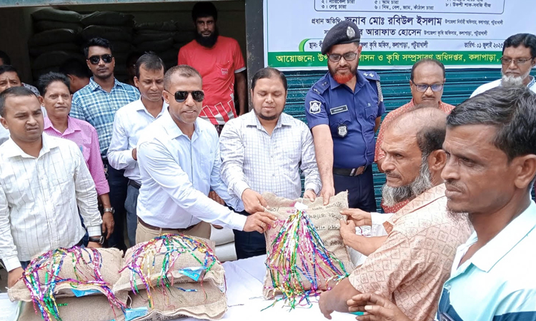 Agricultural incentive distributed among farmers in Patuakhali 