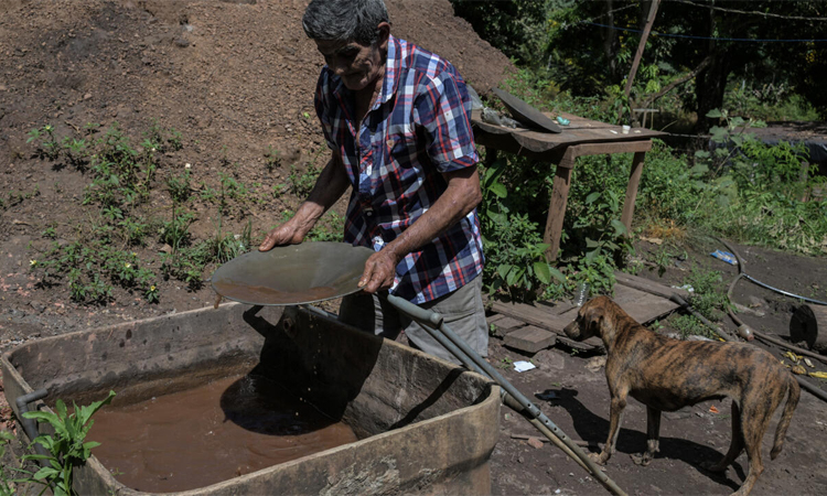 'Happy suffering': the Brazilian gold rush that spawned iconic pictures