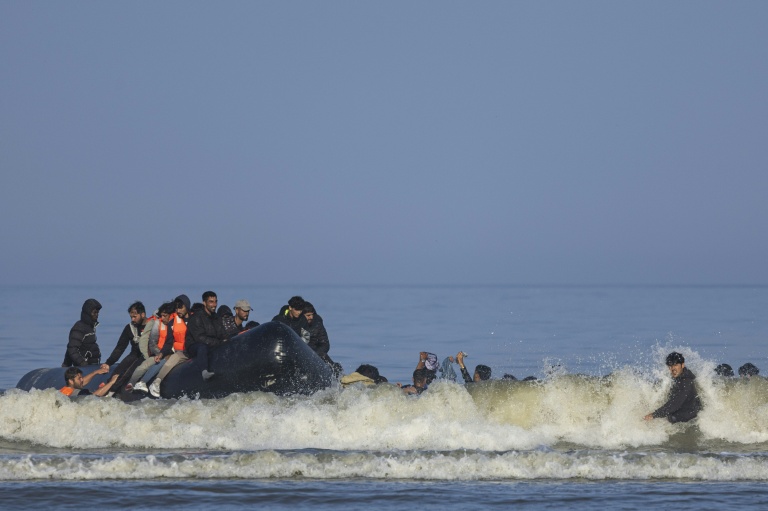 UK govt welcomes French police stopping small-boat crossing