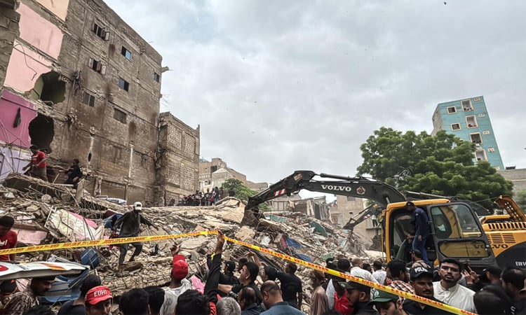 Search on for survivors of Pakistan building collapse