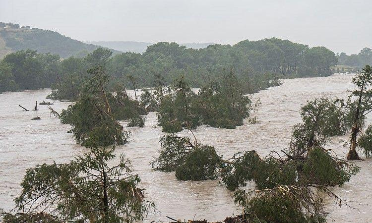 Texas flood toll rises to 24 as rescuers search for missing children