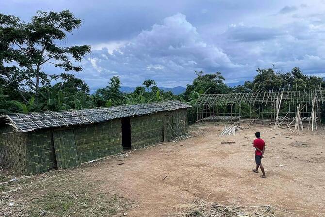Myanmar clashes force thousands to flee to India