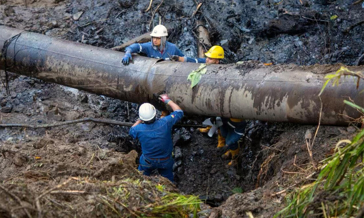Ecuador reopens one of two shuttered pipelines