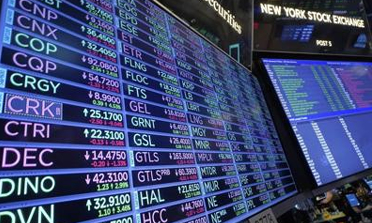 US stocks edge down from records amid tariff threats