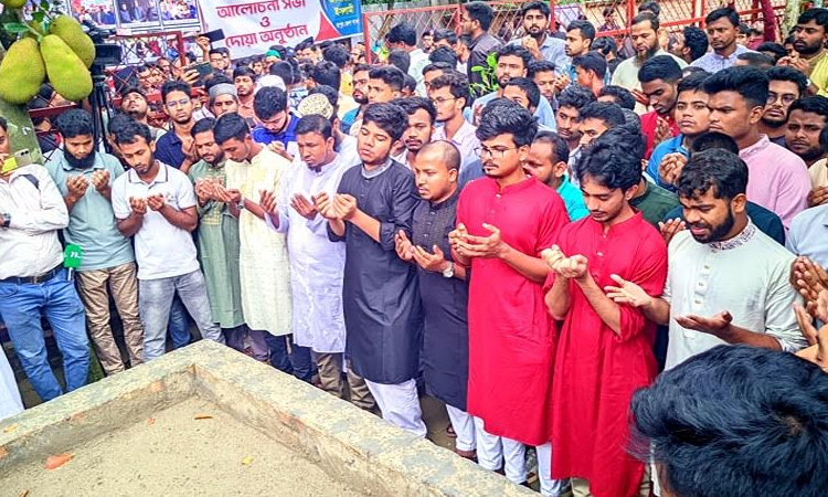 Babanpur village swells with crowds during Abu Sayeed's grave visit