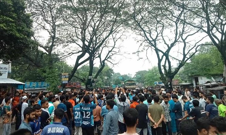 IU students block Khula-Kushtia highway