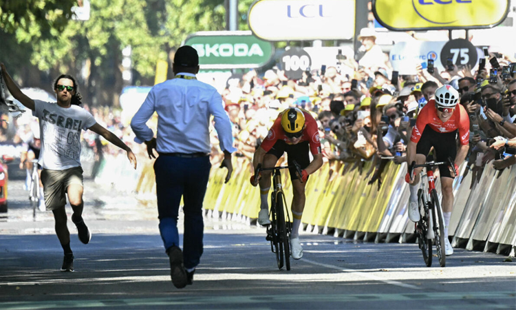 Pro-Palestinian demonstrator arrested at Tour de France