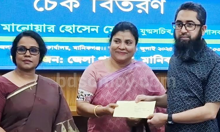 21 Cultural hard-up activists received financial cheques in Manikganj