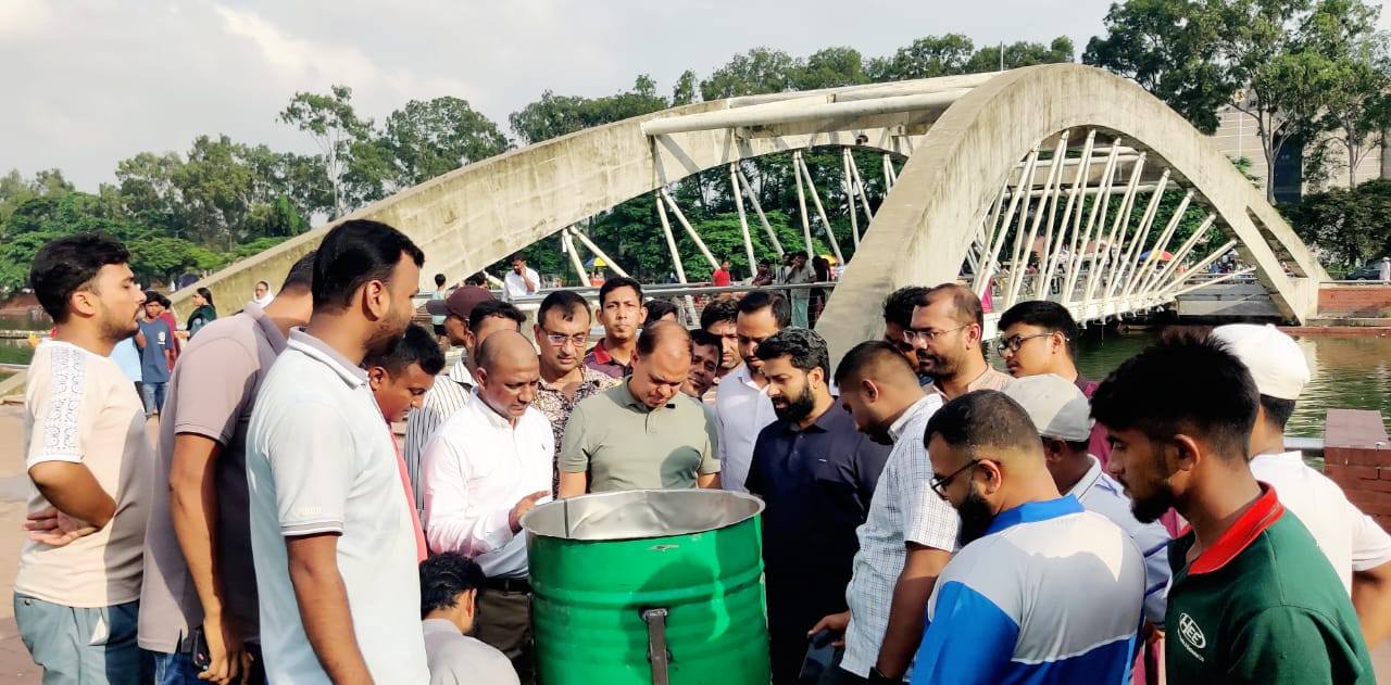 Amra BNP Paribar's cleanliness drive on Shaheed Zia mausoleum premises 