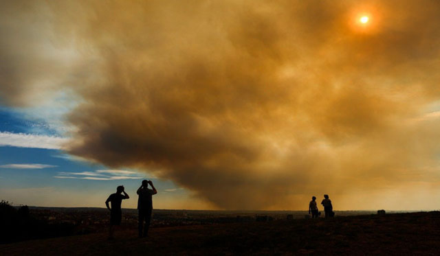 Giant cloud of forest fire smoke smothers Madrid