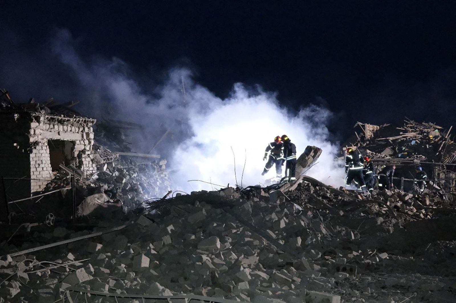 Russian strikes kill six in Ukraine