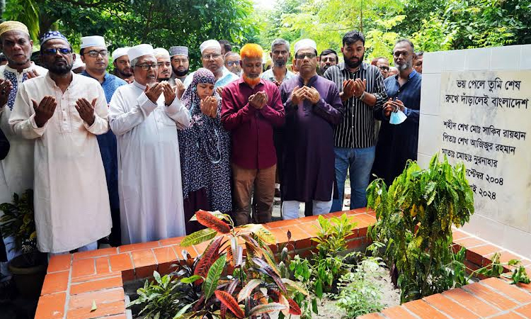 KCC Administrator offers munajat at July martyr Sakib's grave