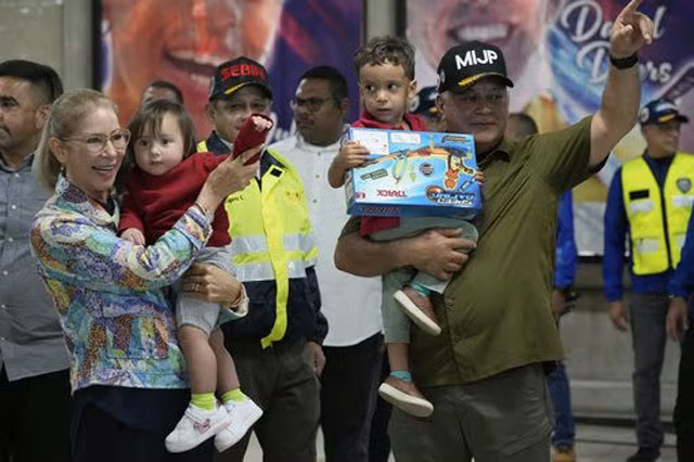 El Salvador frees jailed Venezuelan migrants in US prisoner deal