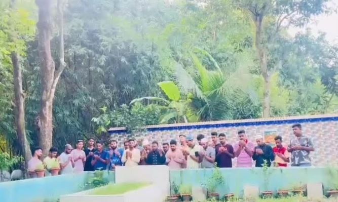 JCD offers fateha at July martyr Asif Hasan's grave in Satkhira