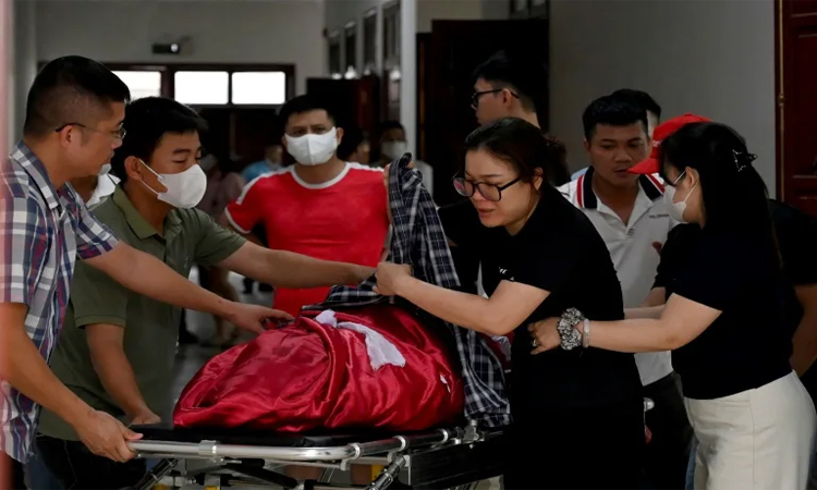 Anxious relatives await news from Vietnam wreck rescue