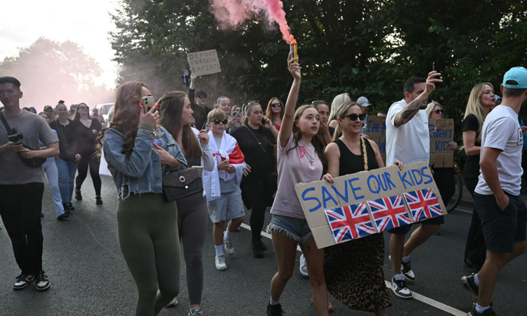 New clashes outside London hotel housing migrants