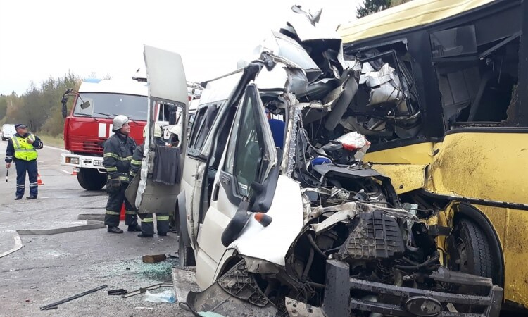 13 dead in Russian bus crash