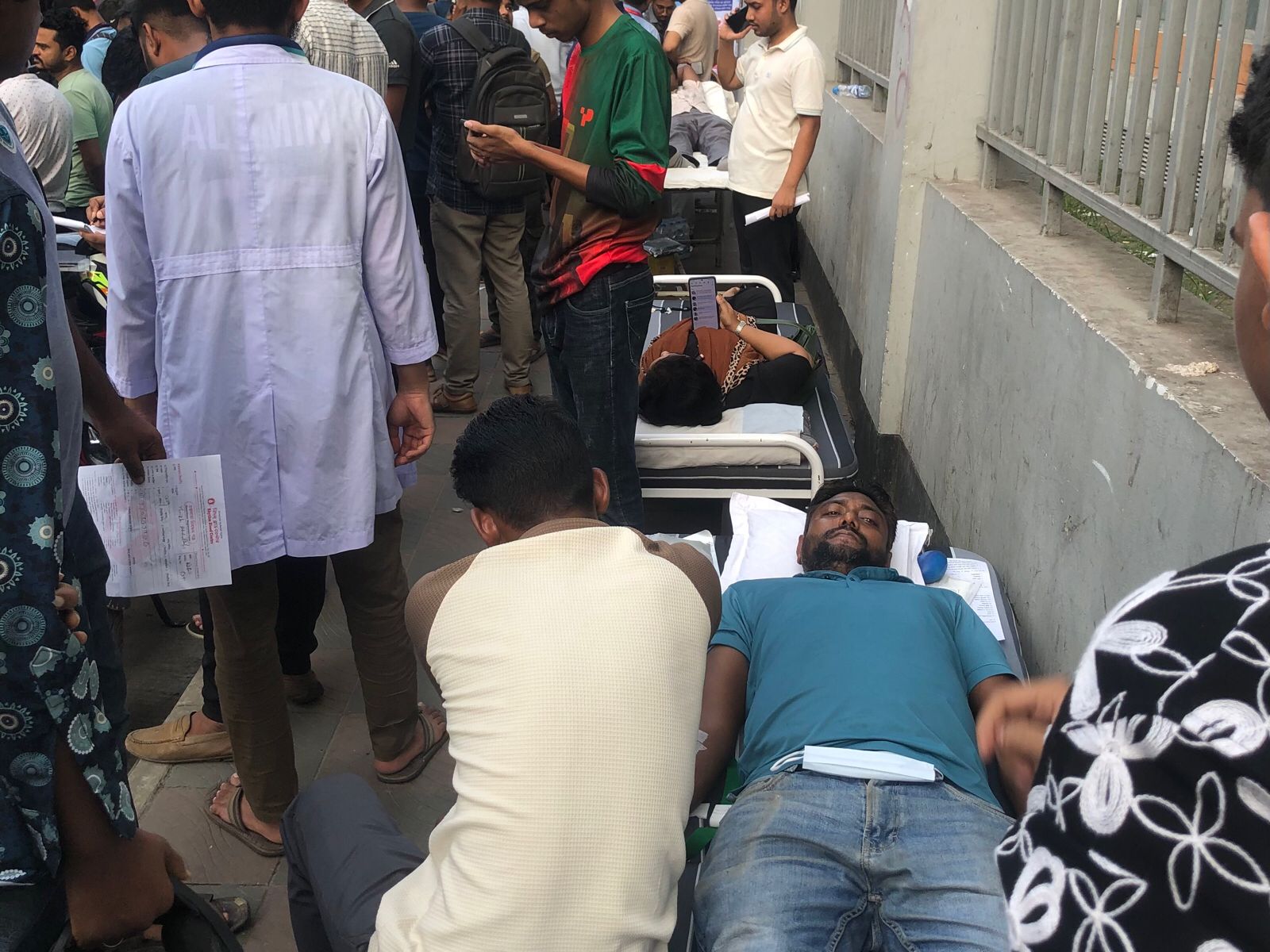 Hundreds throng burn institute to donate blood to aircraft crash victims