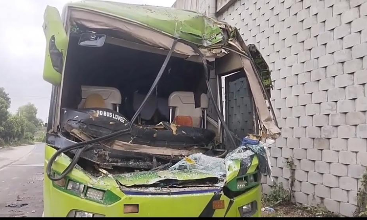Man, daughter-in-law killed in Madaripur road accident