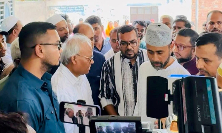Rizvi meets family of jet crash victims Nazia & Nafir