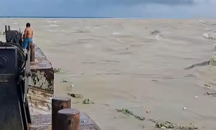 Launch service suspended on 10 routes in Bhola-Barishal amid rough weather