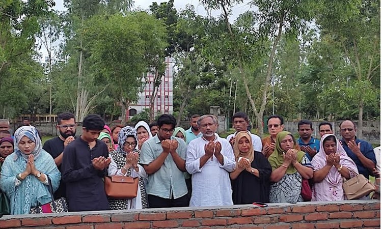 Mohila Dal President pays tribute at Maherin Chowdhury's grave