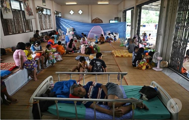 'We are neighbours': fleeing Thais and Cambodians call for peace