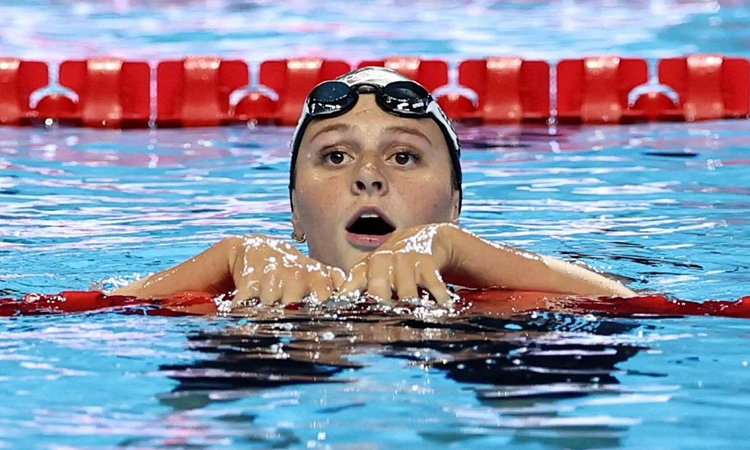 McIntosh romps to world 400m freestyle gold, Ledecky third