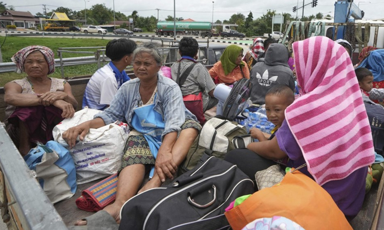 Thais and Cambodians refuse to quit homes on clash frontier