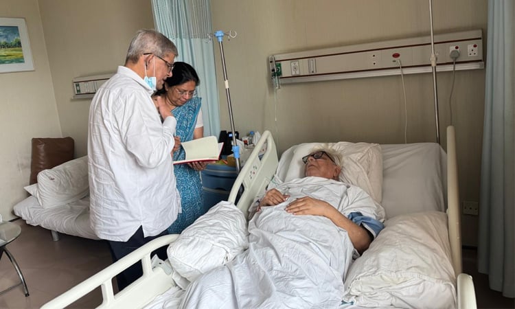 Mirza Fakhrul visits Badruddin Umar in hospital
