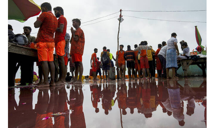 India road crash kills 18 Hindu pilgrims