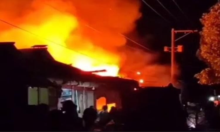 10 shops gutted in Lakshmipur fire