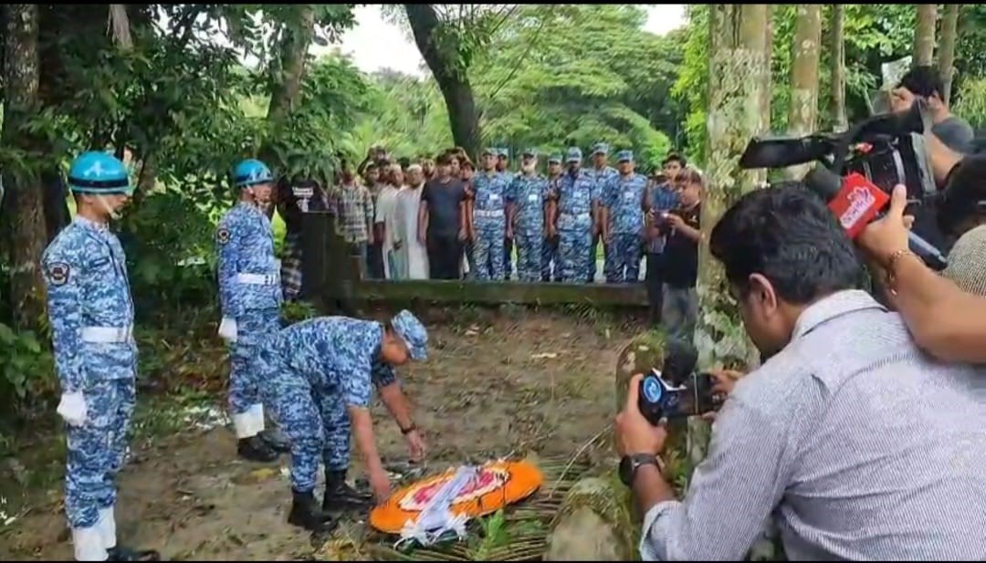Air Force pays tribute to Sayan's grave in Lakshmipur