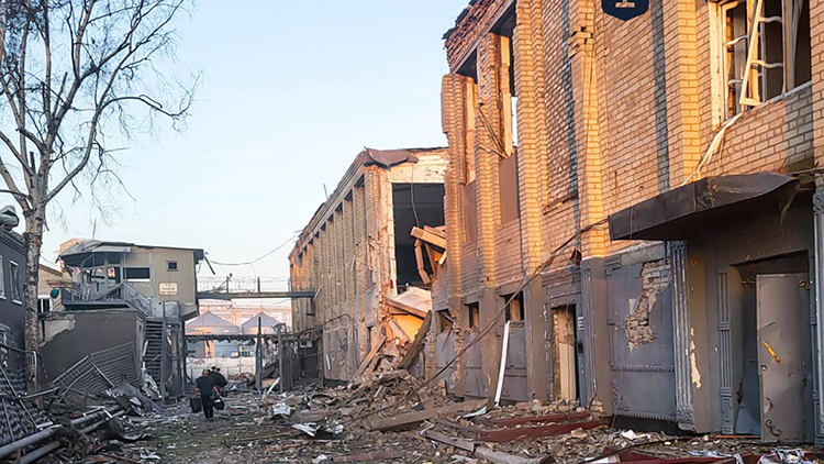 Russia kills 25 in Ukraine, as Kremlin says 'committed' to peace