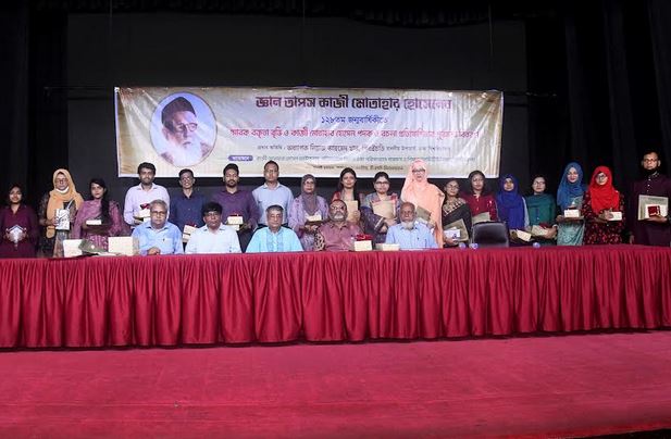 11 students of DU get Qazi Motahar Husain gold medal