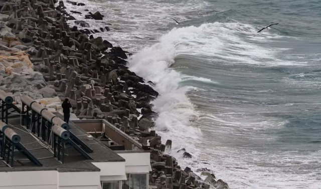 Chile evacuates over 1 million from coast over tsunami risk
