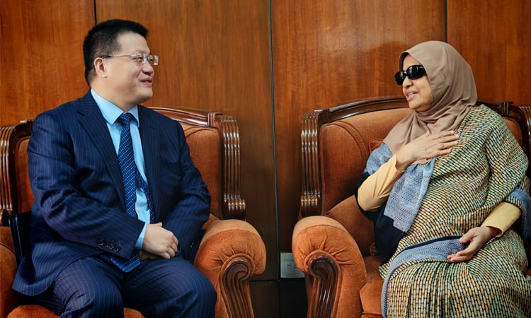 Chinese envoy meets health adviser