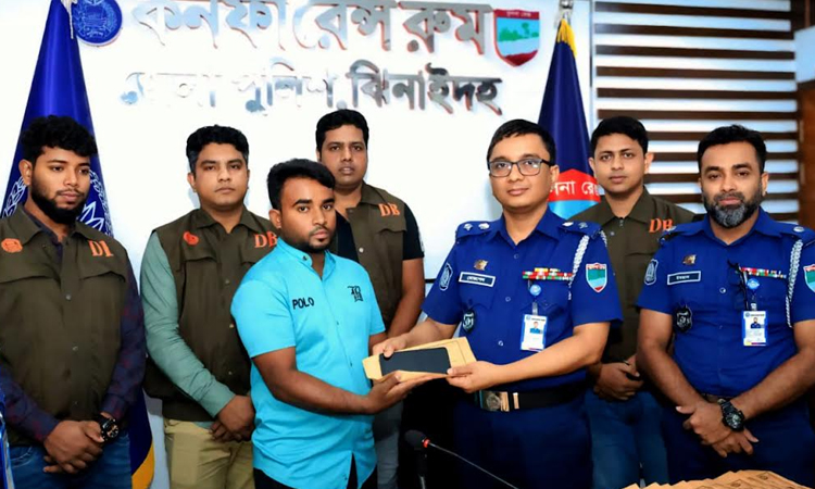 Police returns 119 missing mobile phones, cash to owners
