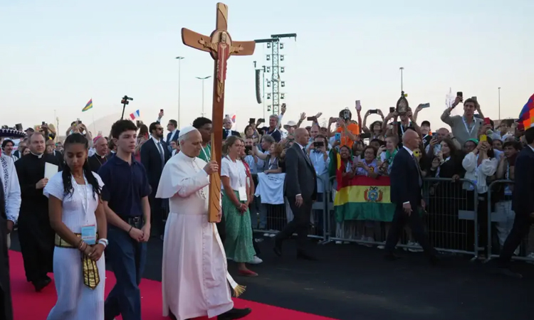 Young Catholics give rock star welcome to Pope Leo at vigil