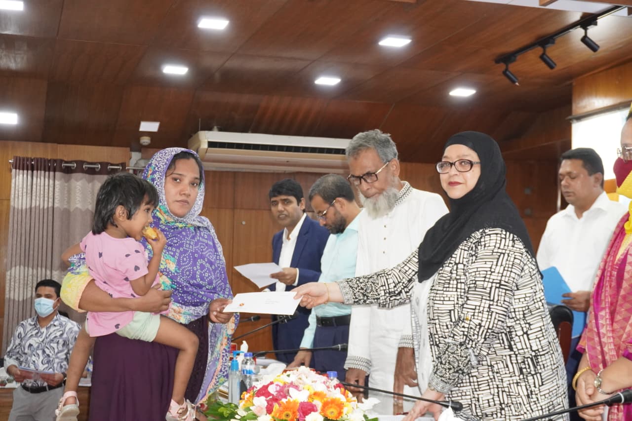 Power division gives Tk. 25 lakh to 25 martyrs, injured families