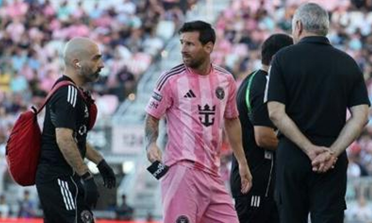 Messi out indefinitely with 'minor muscle injury': club
