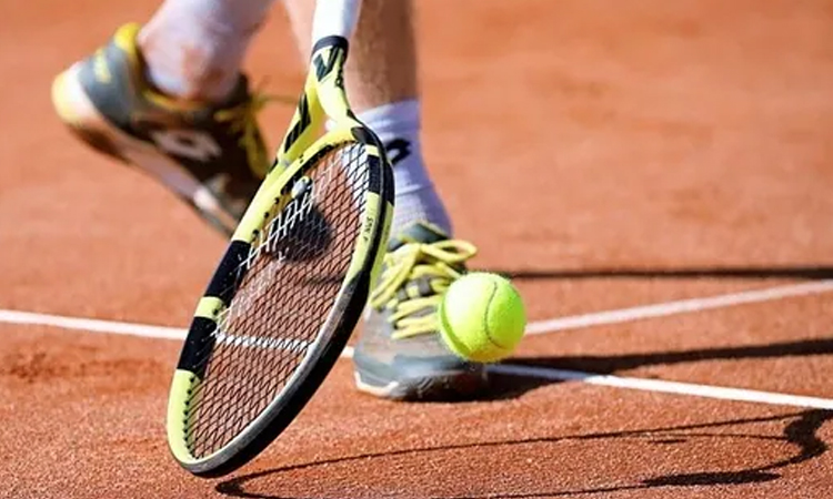 Swiatek crashes out of WTA Canadian Open, Osaka races through